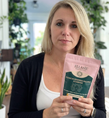 blonde woman holding ellasie pineapple gummies review