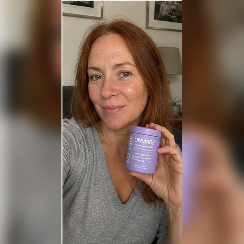 women showing woman in a desk writting with unwire pm ellasie bottle ina selfie